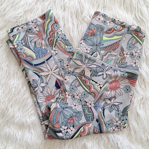 Victoria's Secret Pants - Victoria’s Secret Sport Knockout Vibrant Floral Capri Leggings